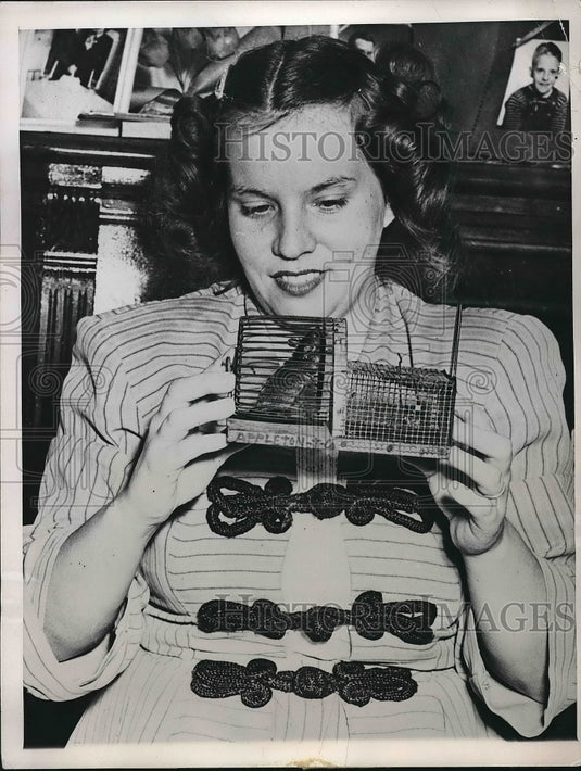 1949 Mickey the singing mouse with his owner Mrs Glen Rexstrew - Historic Images