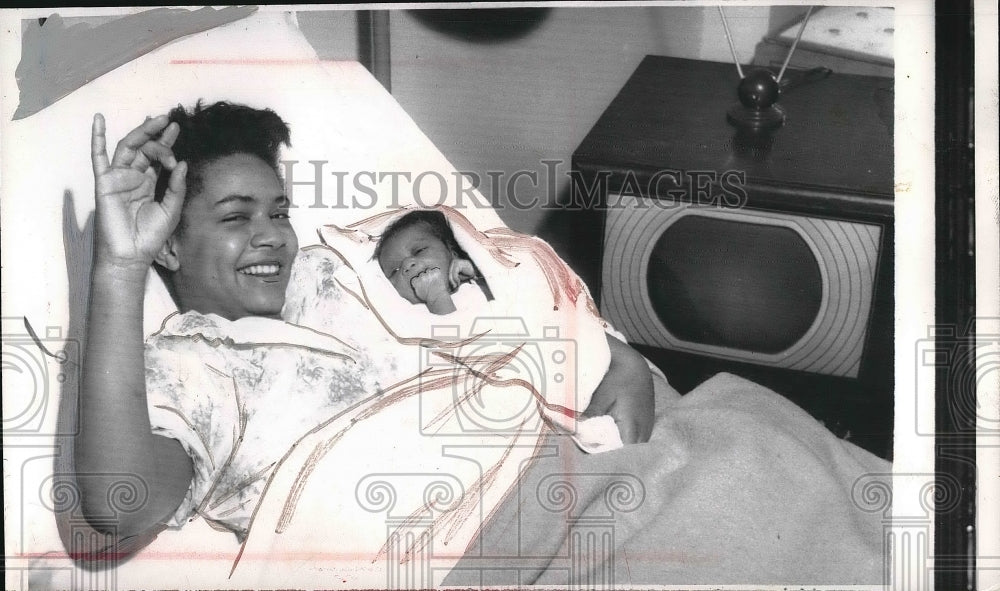 1956 Mrs.Sandra Patterson 18 yr.old hold her baby daughter. - Historic Images