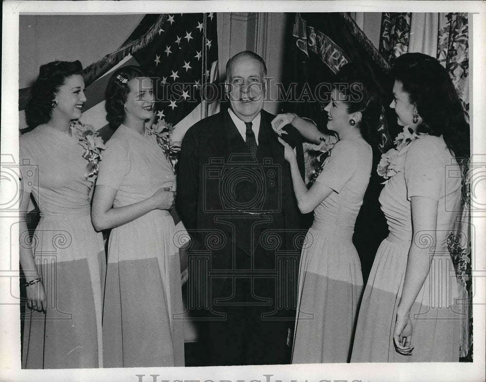 1942 Joyce Ring, June Cox Sell Navy Relief Emblems At Night Club - Historic Images