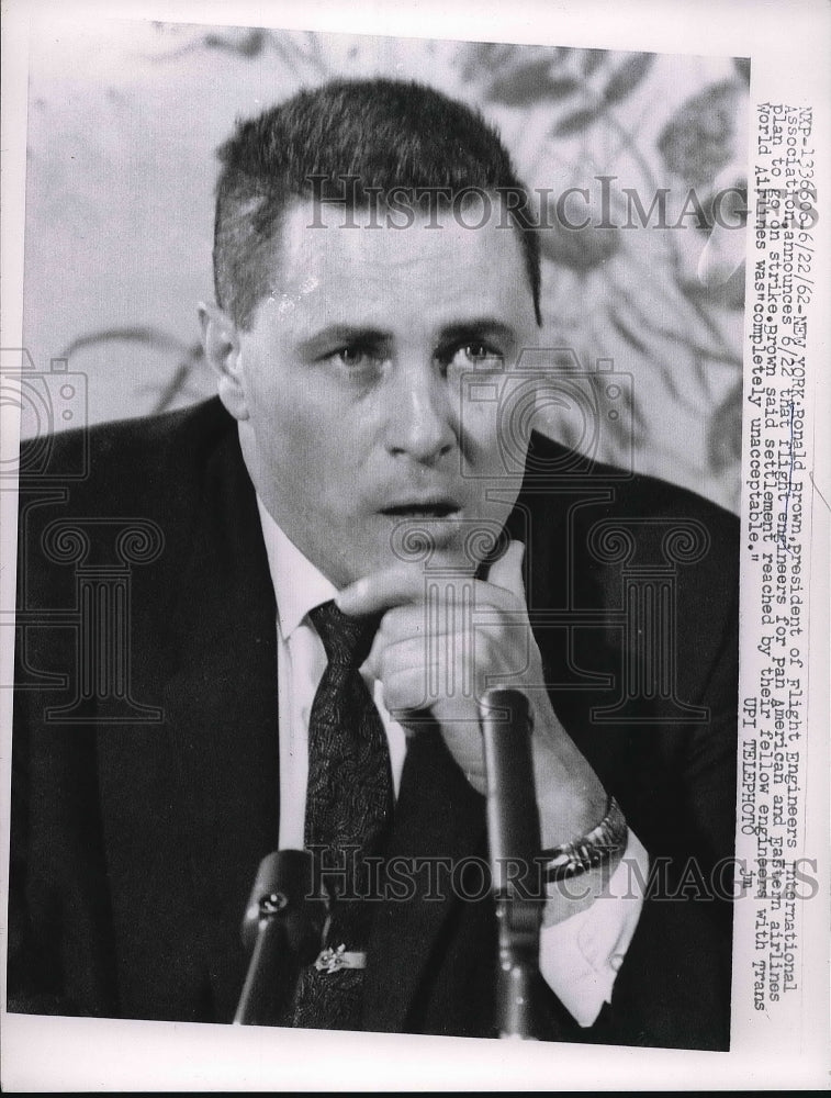 1962 Press Photo Flight Engineers President Ronald Brown Announcing Settlement-Historic Images
