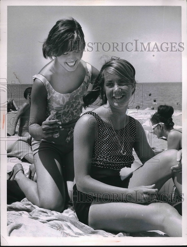 1965 Press Photo Mentor Headland Beach State Park Visitors Tanning - Historic Images
