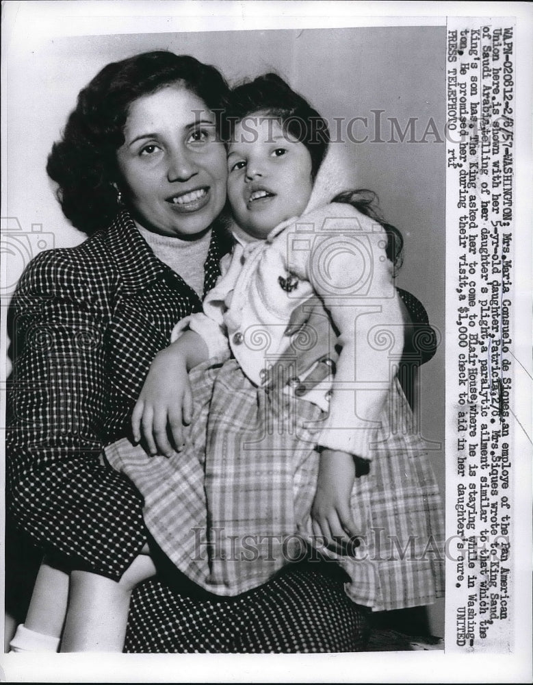 1957 Pan American Employee Maria Consuelo de Siques with Child - Historic Images
