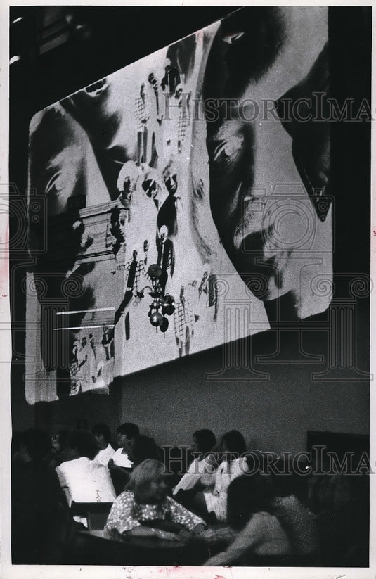 1967 Press Photo Restaurant with Artwork Crowd of Customers - nea97870 - Historic Images