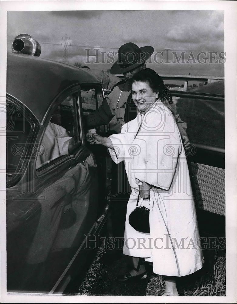 1955 Press Photo Patrolman William Rogge Helps Mrs. Ray Flint Into Car-Historic Images