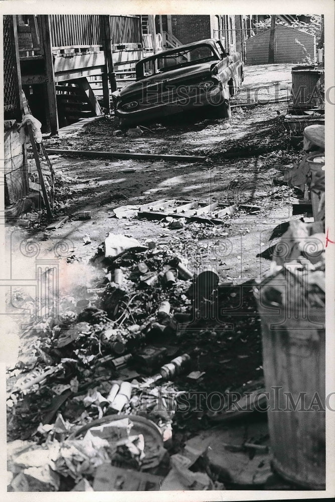 1969 Press Photo Garbage Piled Up in Hugh Backyard - nea97896 - Historic Images