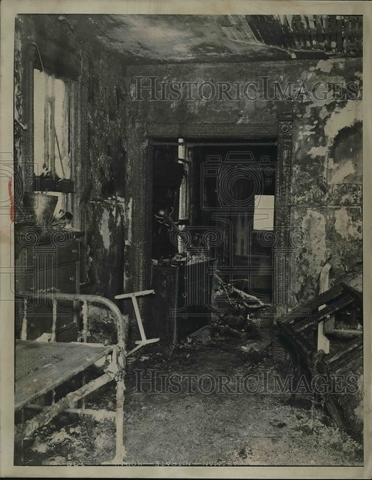 1936 Press Photo The interior of a burned out home's dining room - Historic Images
