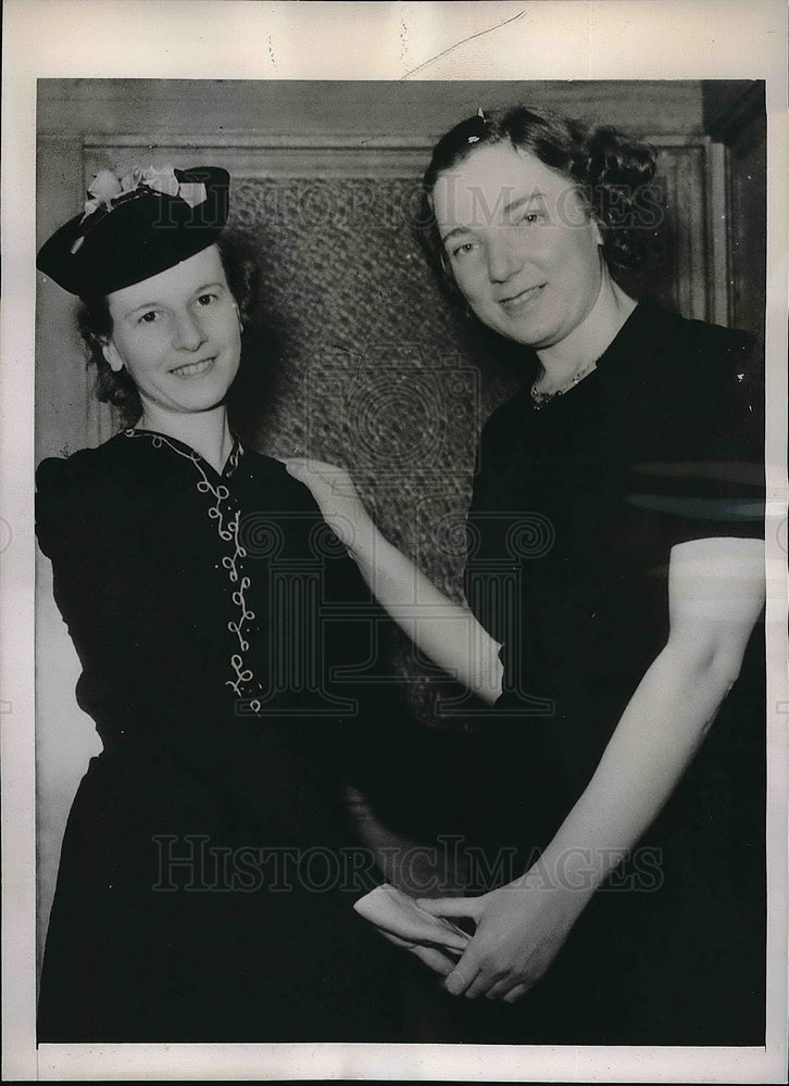 1938 store clerks Mildred Geiss Beatrice Robbins get royal