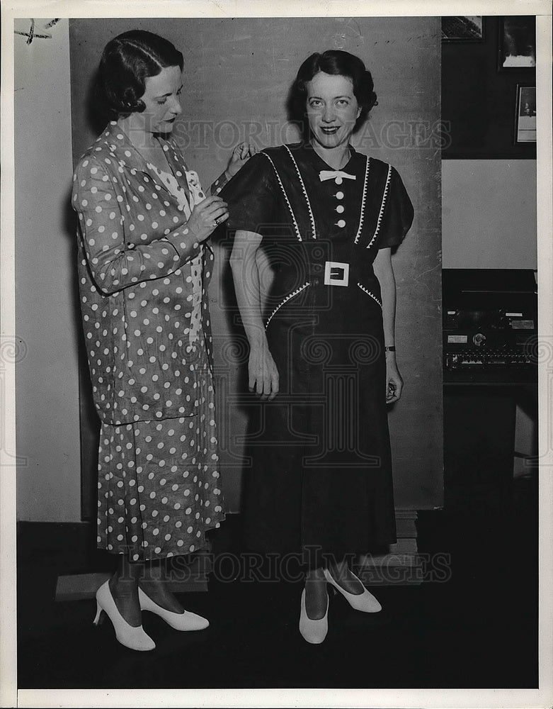 1937 Press Photo Julia Boyd, pattern designer at N.E.A. - nea98019 - Historic Images