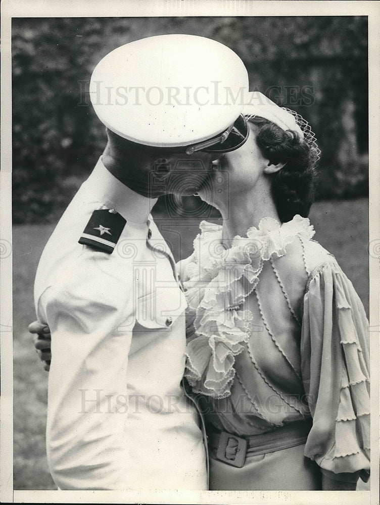 1936 Naval Academy graduate Jack Baumeister kissing Laura Blakely - Historic Images