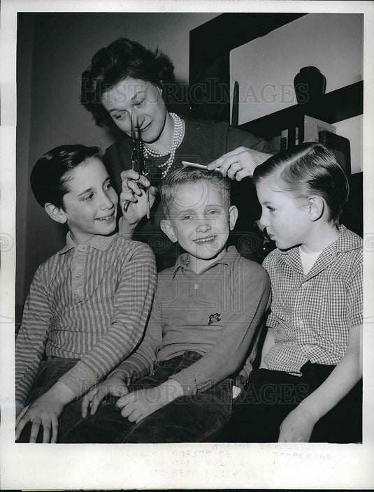 1962 Mrs. James Chambers does home barbering with NNA kit, NY - Historic Images