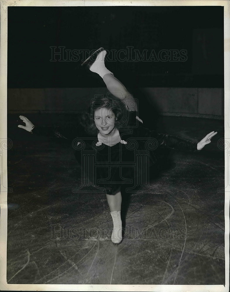1943 Press Photo skater Ann Robinson wins Novice Singles Championship in NYC - Historic Images
