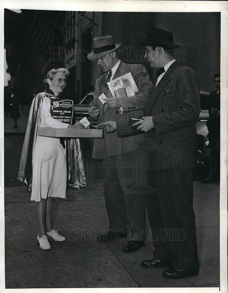 1942 Press Photo 1 of 100 mothers selling Navy Relief Society Emblems in NYC - Historic Images