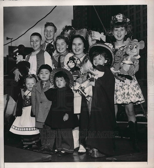 1948 Press Photo little representative of Foreign Relief Agencies on tugboat-Historic Images