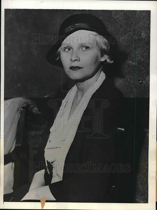 1932 Mrs Connie Smith at Sheriffs office in Calif. about a death - Historic Images