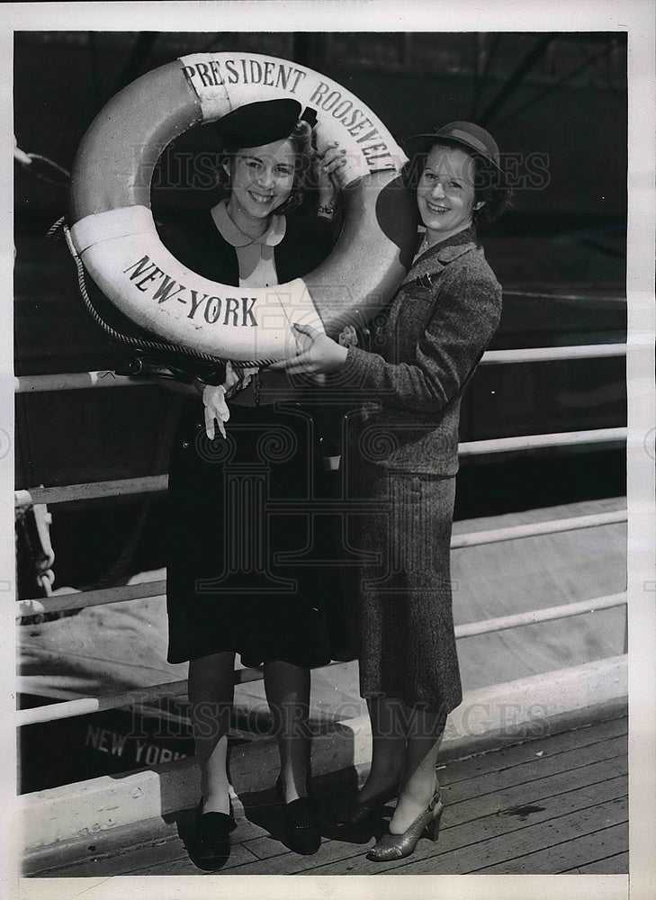 1939 NYC, Margaret Speight, Dorothy Ullmann on the SS Pres Roosevelt - Historic Images