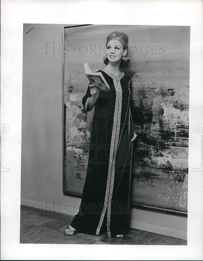 1962 Press Photo A woman modeling a caftan dress - Historic Images