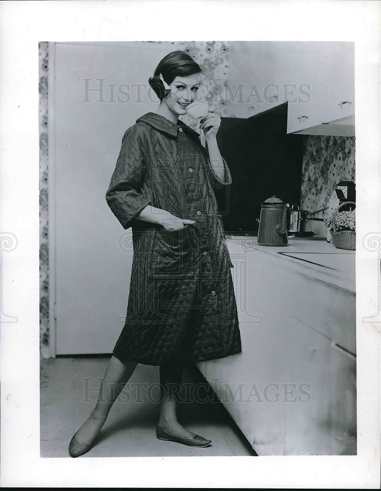 1962 Press Photo Woman models a new quilted robe - Historic Images
