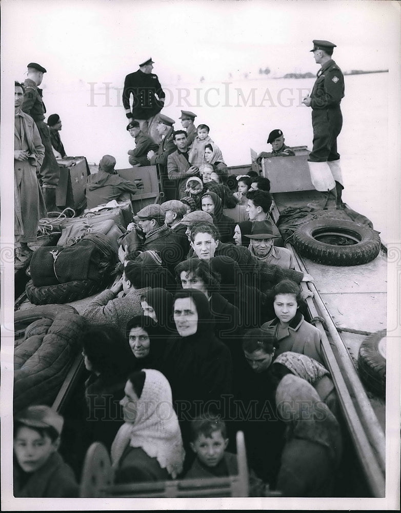 1952 Press Photo British boat rescues Italians from flooded city of Adria - Historic Images