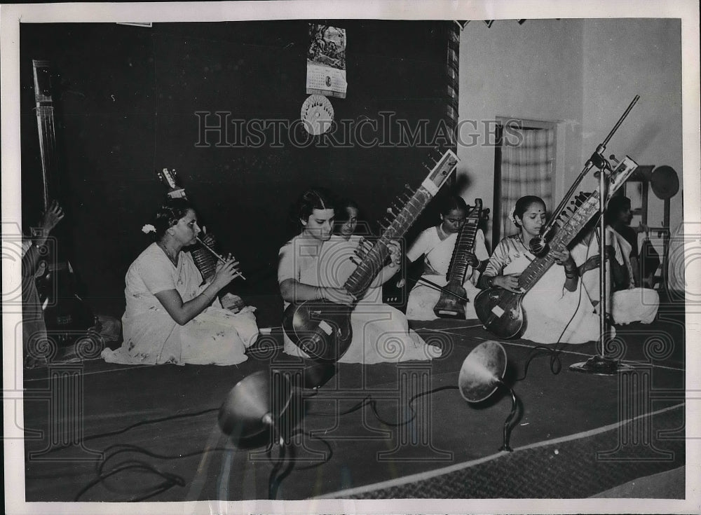1953 Shri Rajkunverba Ladies Club  - Historic Images