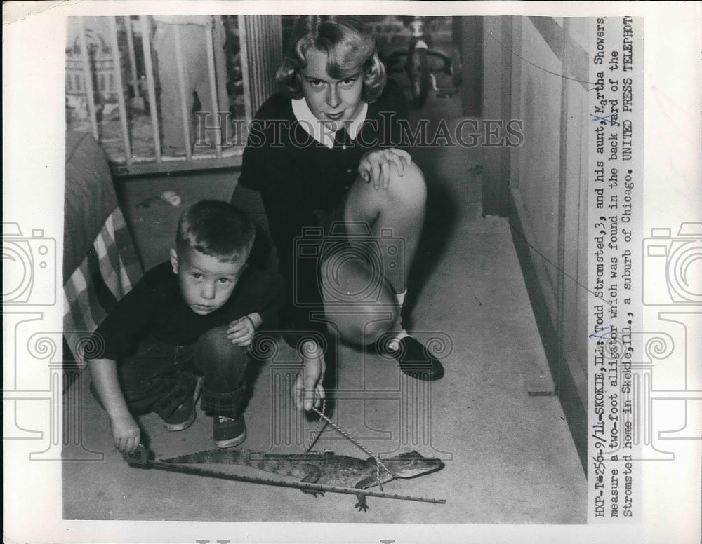 1954 Press Photo Todd Stromsted, Martha Showers, Alligator Found in Yard, Skokie - Historic Images