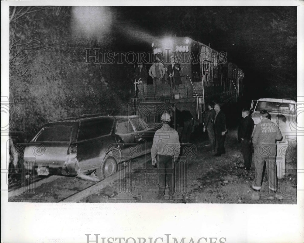 1970 Press Photo Felton, Calif. workers at scene of train &amp; car smash up - Historic Images