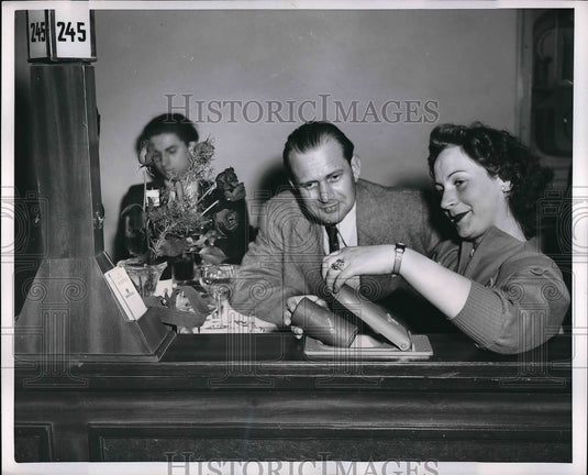 1952 Press Photo Lonely hearts send notes to other prospective dates via tubes - Historic Images