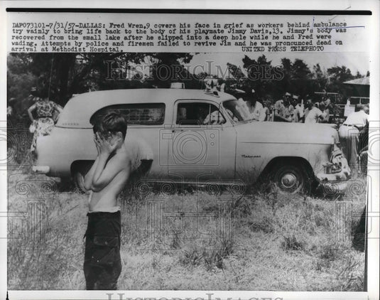 1957 Press Photo Fred Wren mourns friend Jimmy Davis is being resuscitated - Historic Images
