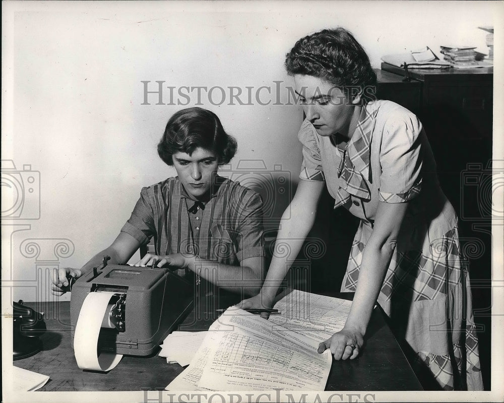 1949 Press Photo Rita Kinsley &amp; Mrs Kathryn Shambargar with Massachusetts Ballot - Historic Images