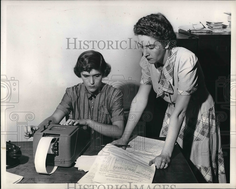 1949 Press Photo Rita Kinsley & Mrs Kathryn Shambargar with Massachusetts Ballot - Historic Images