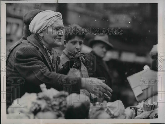 1943 Press Photo shoppers on Maxwell Street open-air shopping district, Chicago - Historic Images