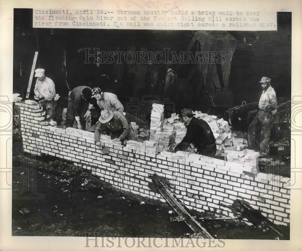 1948 Press Photo Workmen Hastily Build Brick Wall To Keep Out Flooding River - Historic Images
