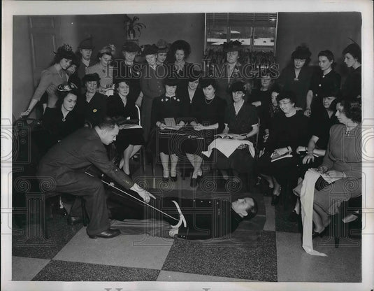1941 Press Photo Members of National Women's Republican Club Learning First Aid - Historic Images