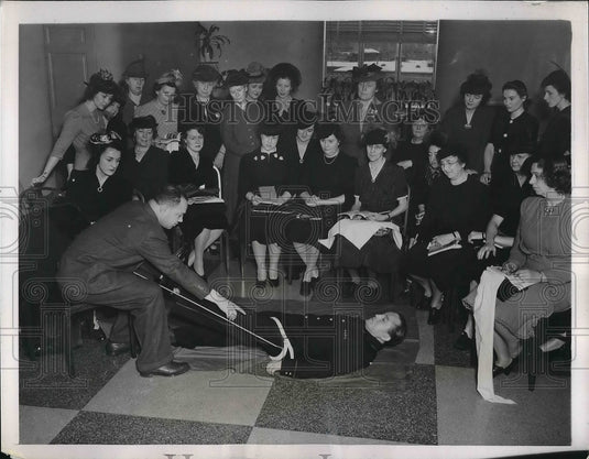 1941 Press Photo Women's National Republican Club Learning Red Cross First Aid - Historic Images