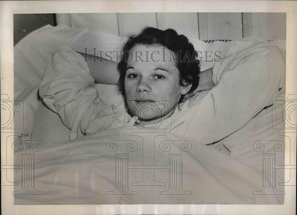 1939 Doctors Study Dorothy Barber Who Is Starving Despite Eating - Historic Images