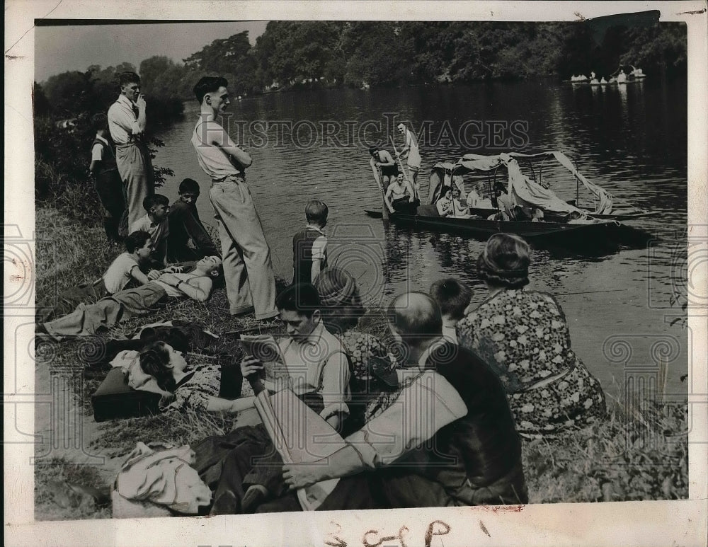 1940 Press Photo Thames At Bunnymede August Holiday Students - Historic Images