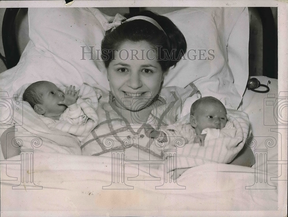 1936 Press Photo Mrs. Davis Denenberg &amp; Sister Mrs. Louis Zabel Give Birth - Historic Images