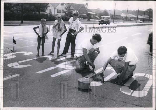 1960 Press Photo Michael Jimmy Malinas Robert Cooper Painting School Signs - Historic Images