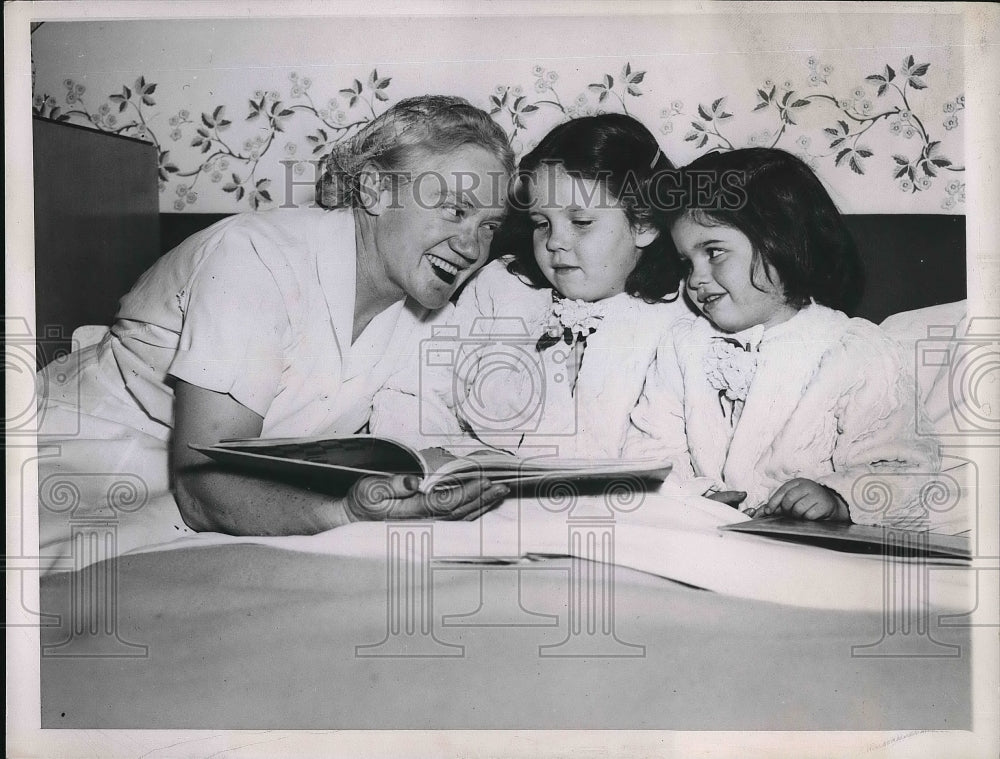 1948 Sybill Prothero Saves Friedlob Children Whom She Cares For - Historic Images