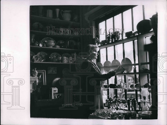 1955 Press Photo Mrs. Blake O'Connor Owner of Swap Shop Looks Over Collection - Historic Images