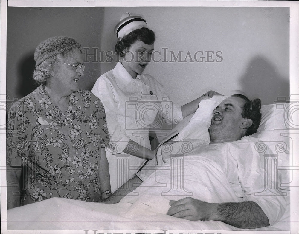 1955 Press Photo Nurse Clifford W Loitz Loretta Majchrowicz St Mary Nazareth - Historic Images