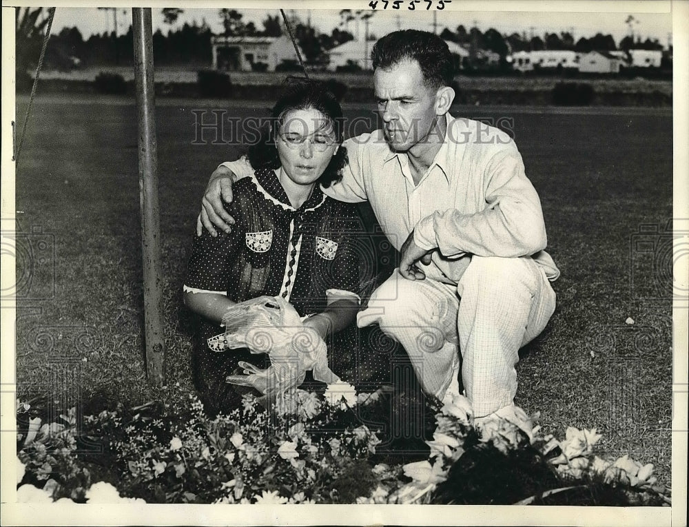 1938 Press Photo Mr. &amp; Mrs. Earl Lee at their 6-yr-old daughter Irene, who was - Historic Images