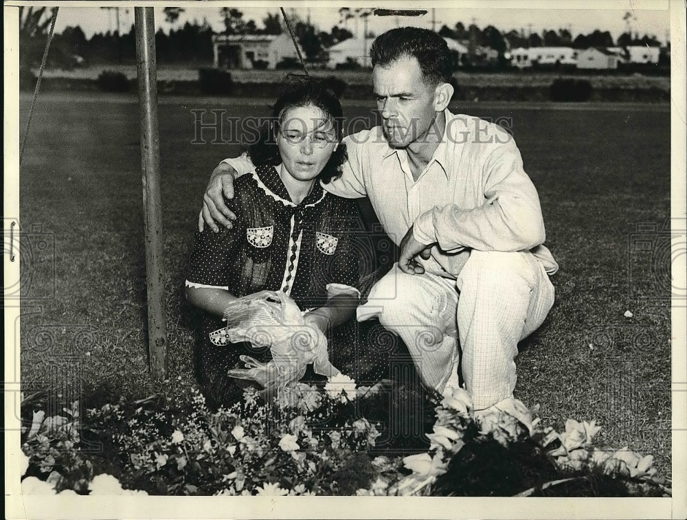 1938 Press Photo Parents Mr. &amp; Mrs. Earl Lee of 6-year-old Irene Lee, killed - Historic Images