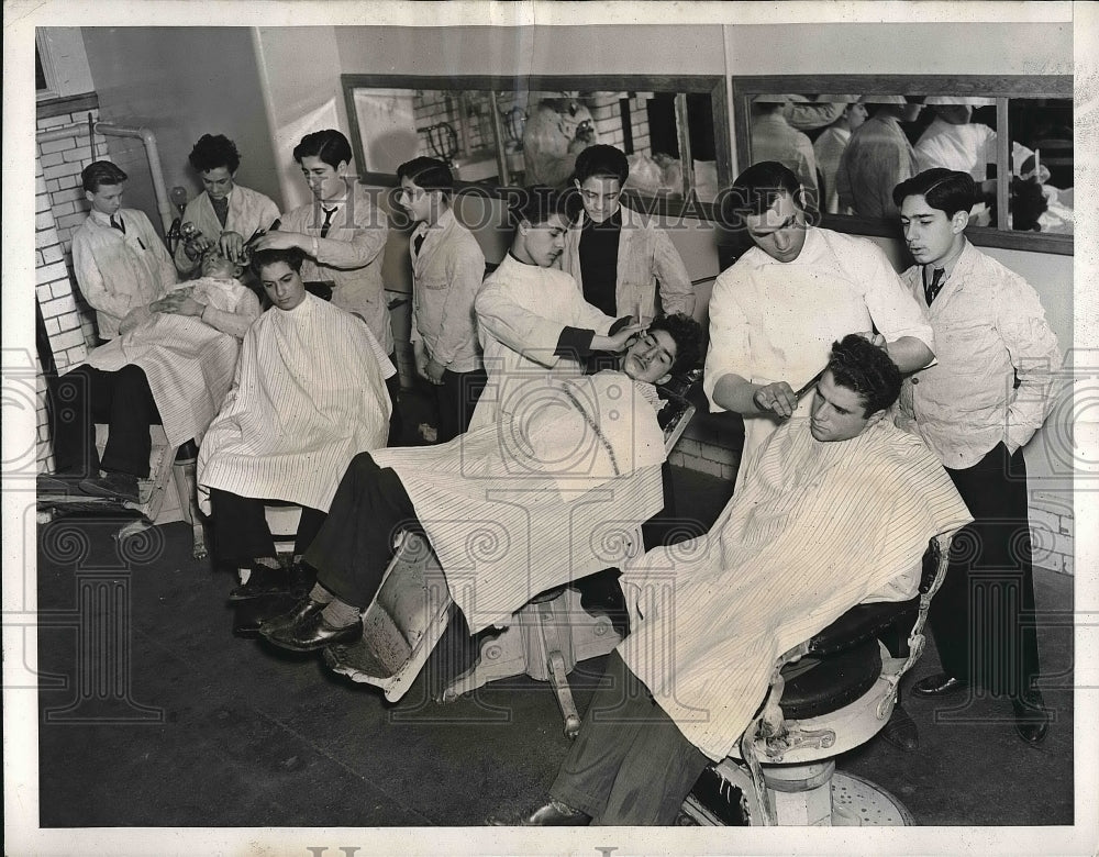 1938 Press Photo While 4 members of the class work on customers hair, 4 other - Historic Images