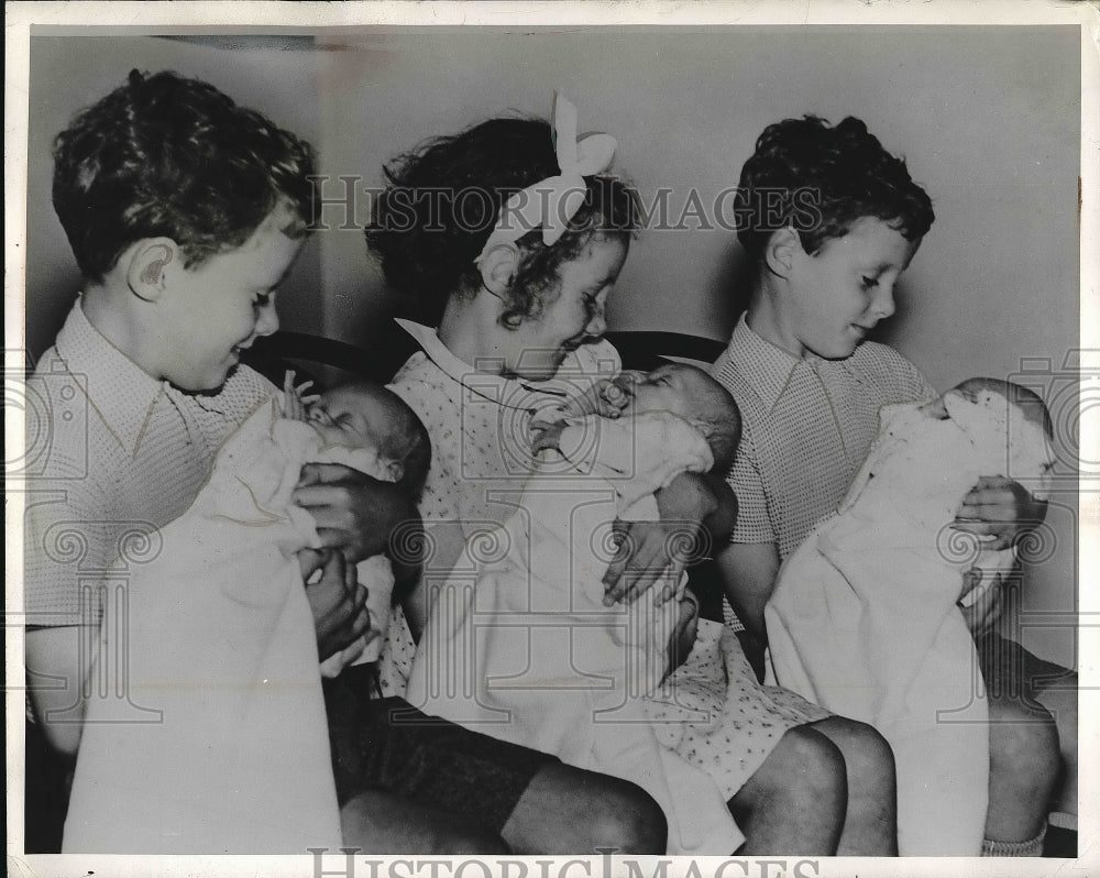 1941 Press Photo Triplets born recently in Edinburgh Hospital with triplets born - Historic Images