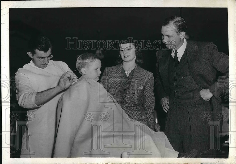 1941 Press Photo Dodger&#39;s Outfielder Dixie Walker son get his hair cut. - Historic Images