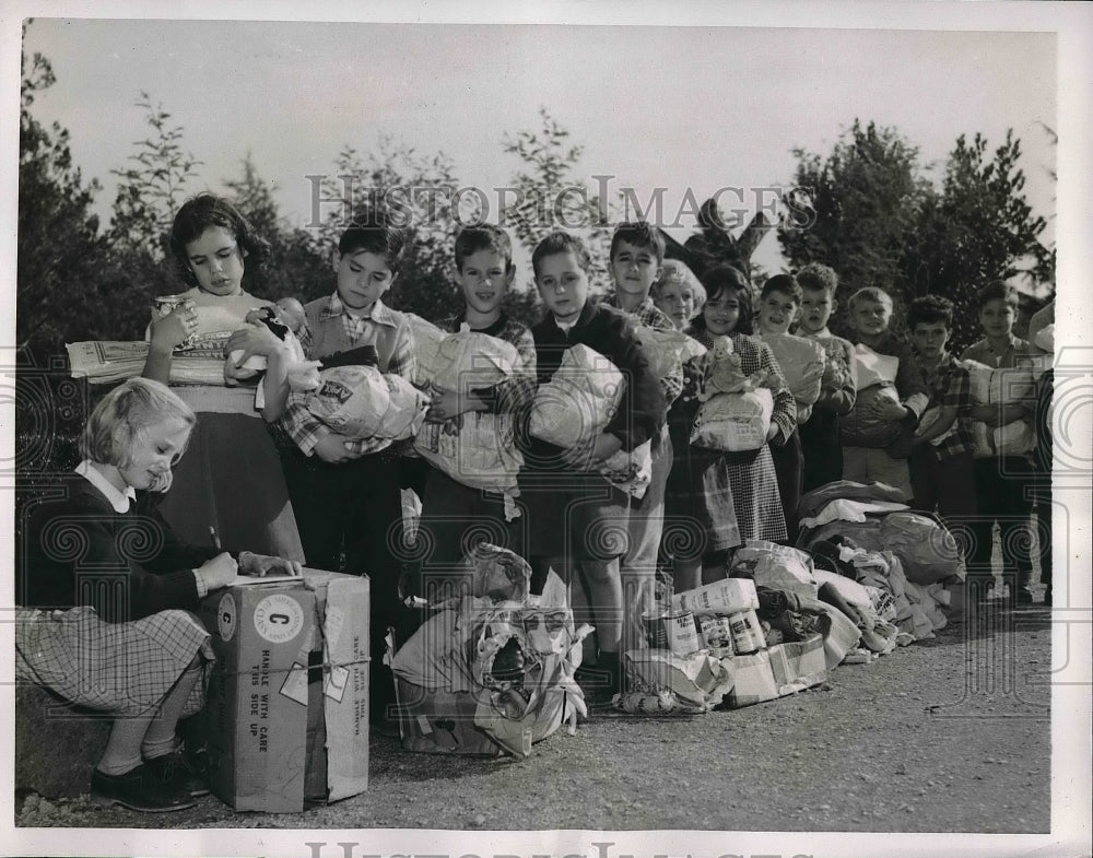 1951 Pupils of Rome collected relief for flood victims in Po Valley. - Historic Images
