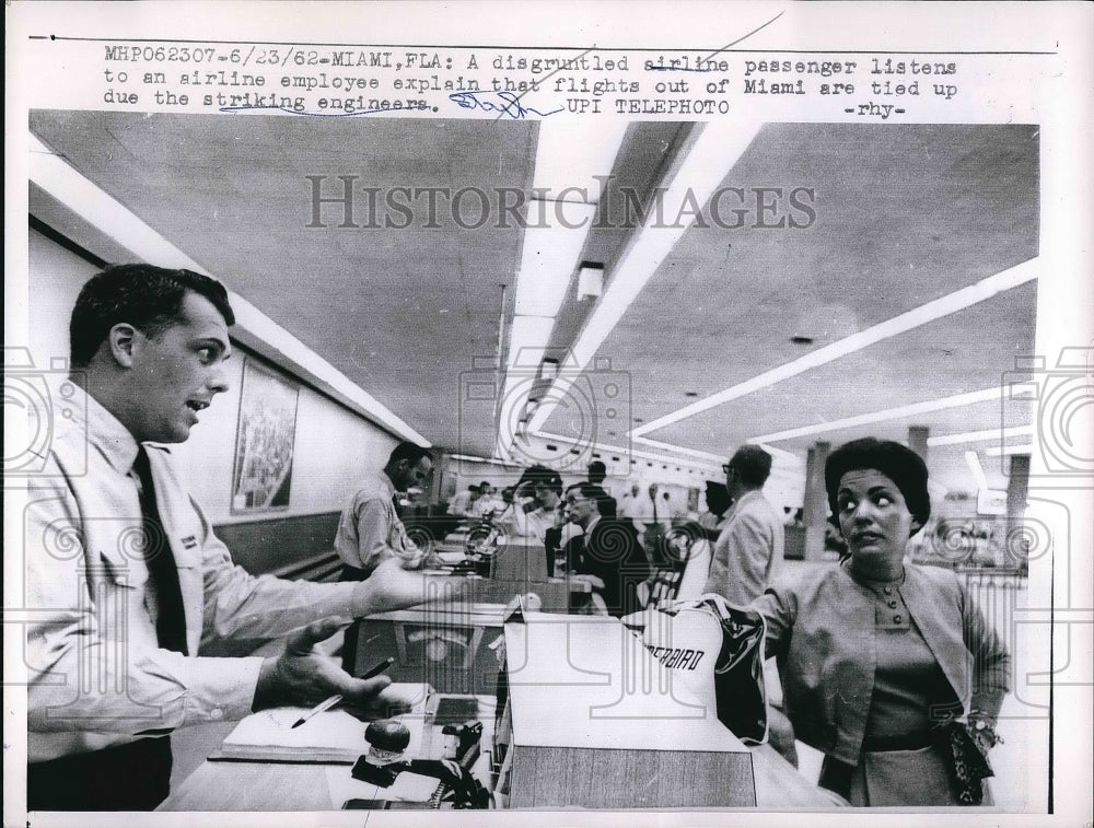 1962 Press Photo Airline passenger at ticket counter - Historic Images