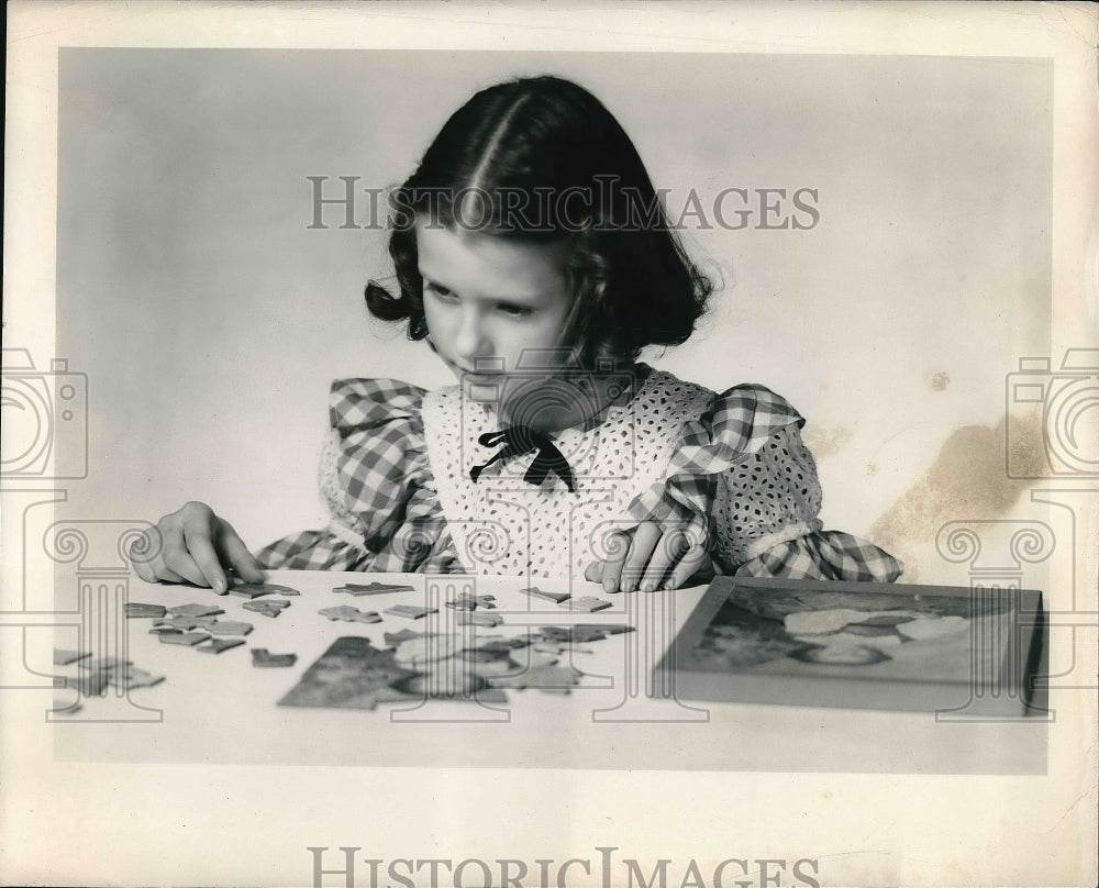 1950 Press Photo Susan Scherer Dad Works at Cleveland Museum - nea98907-Historic Images