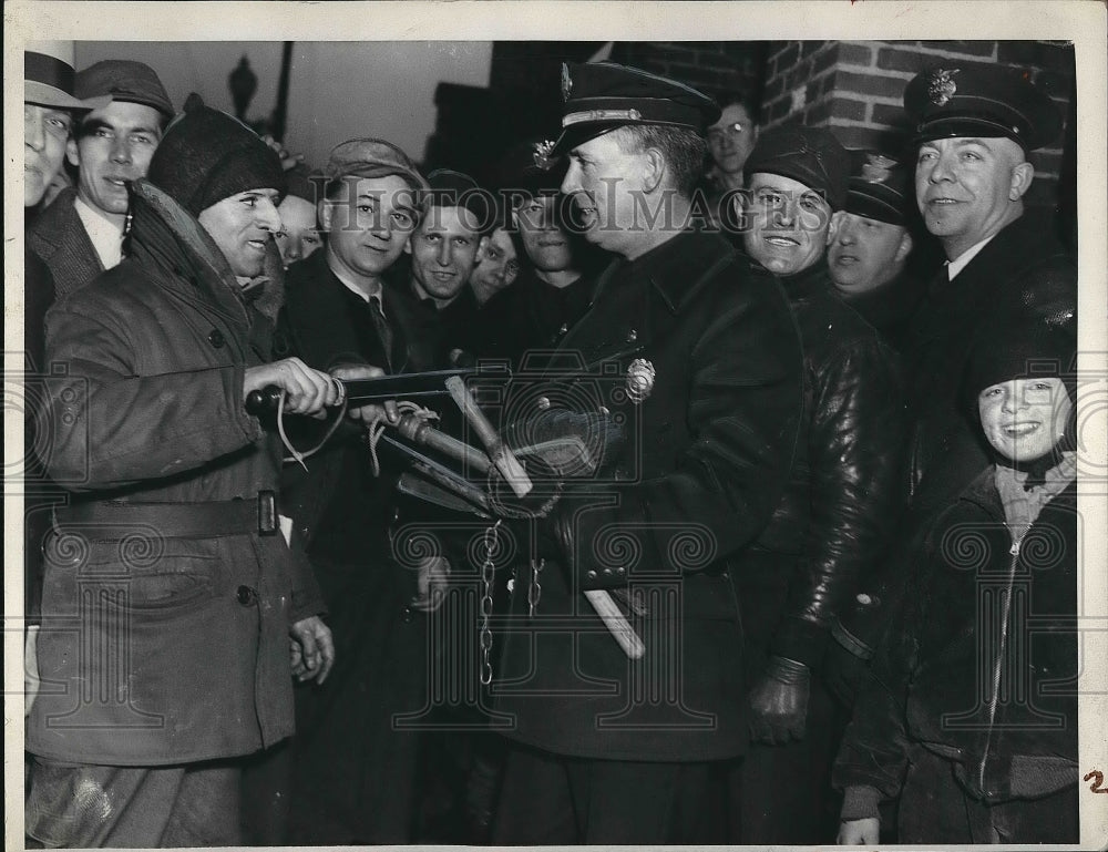 1936 Press Photo Goodyear Tire &amp; Rubber Co. strikers at the Akron plant-Historic Images