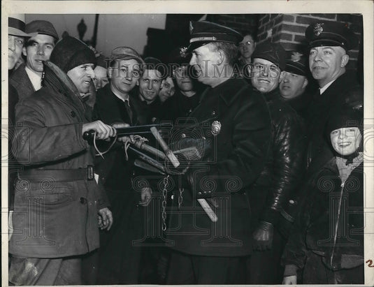 1936 Press Photo Goodyear Tire & Rubber Co. strikers at the Akron plant-Historic Images